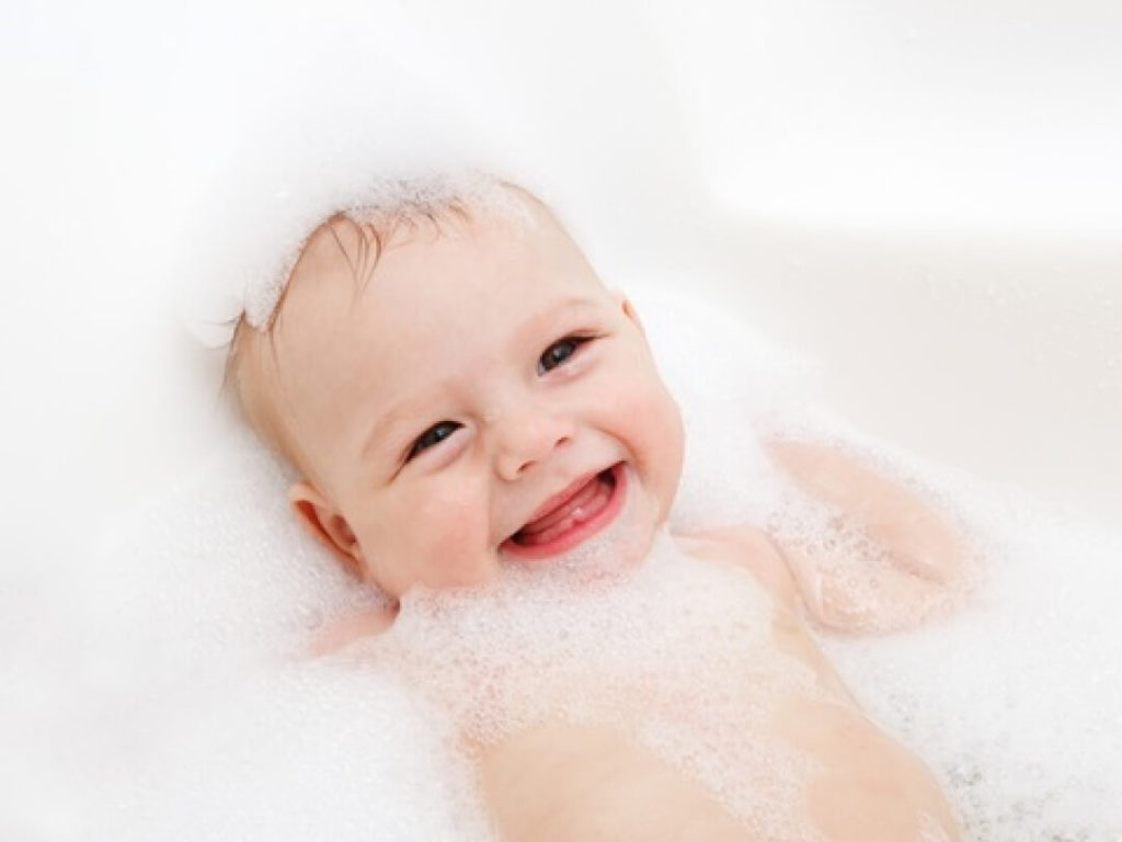 赤ちゃん　お風呂で笑顔