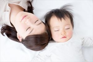 寝たふりをする