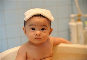 赤ちゃんの冬のお風呂の時間